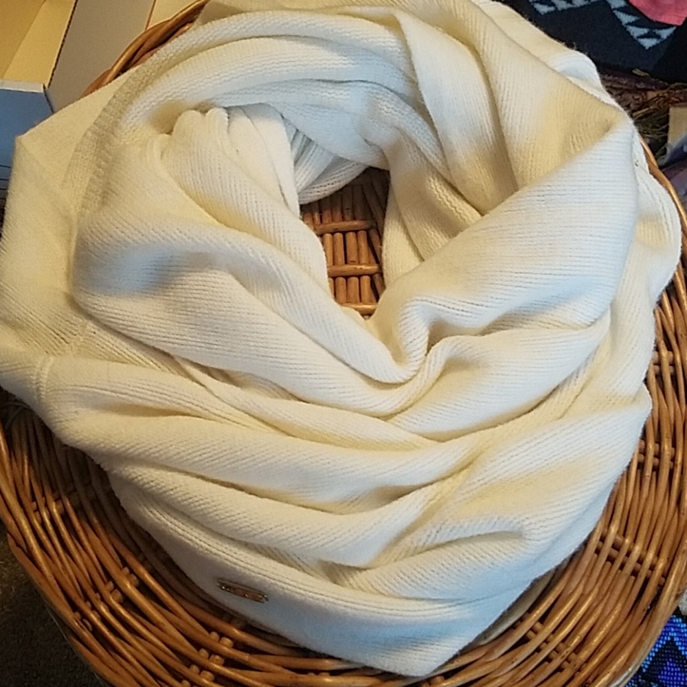 Cozy white eternity scarf